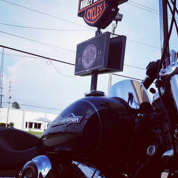 Das Foto wurde bei Harley-Davidson of Pensacola von Chris D. am 7/14/2015 aufgenommen
