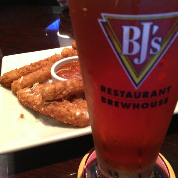 Photo taken at BJ&#39;s Restaurant &amp; Brewhouse by Stacey L. on 1/8/2013