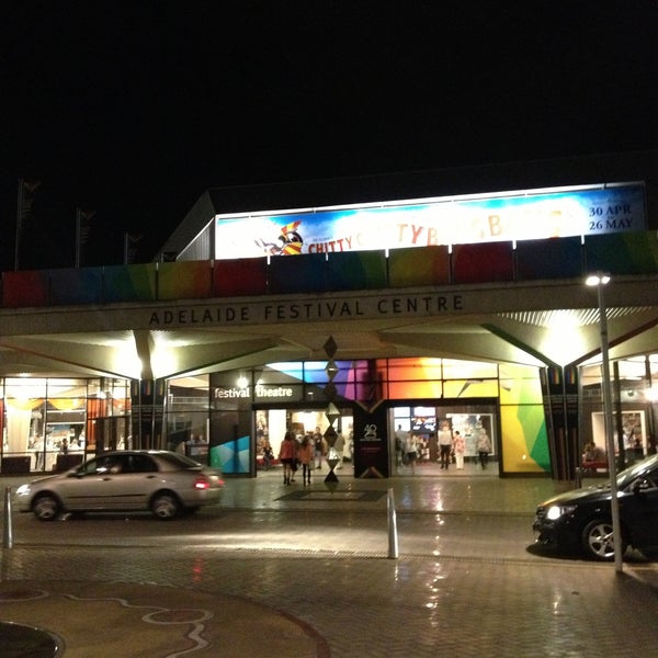 Photo prise au Adelaide Festival Centre par Riane le4/13/2013