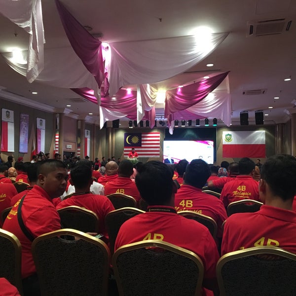 Photo taken at Kuala Lumpur International Hotel by Syamir C. on 4/21/2017