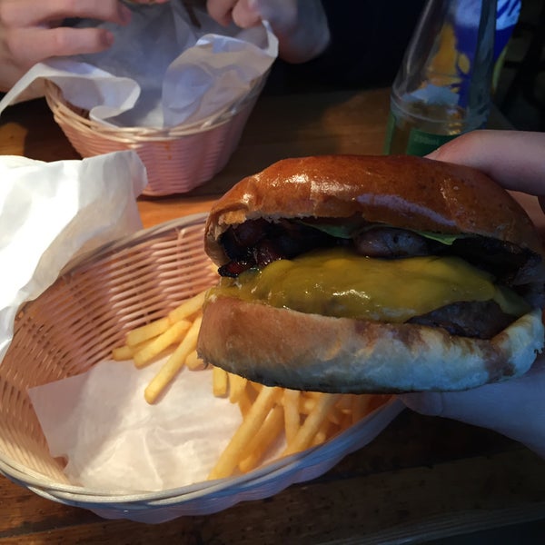 Foto scattata a Tommi&#39;s Burger Joint da Çebi il 3/27/2016