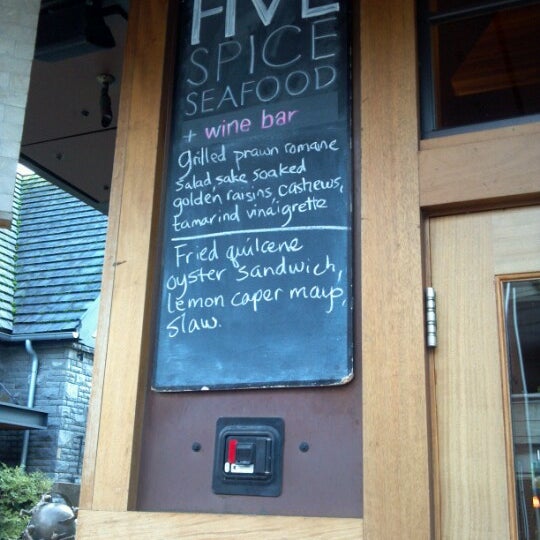 Снимок сделан в Five Spice Seafood + Wine Bar пользователем Jeff M. 12/14/2012