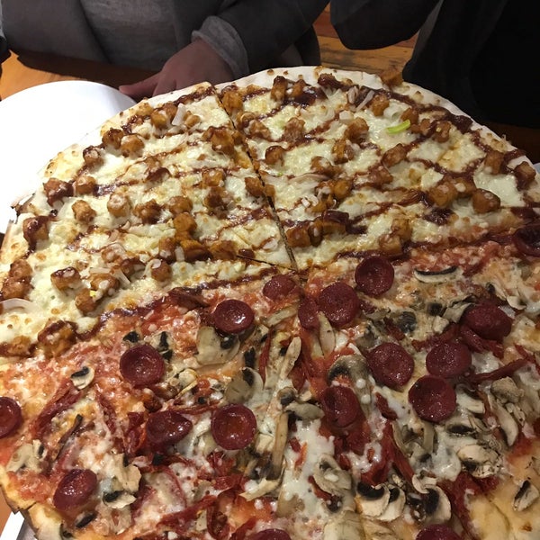3/10/2018 tarihinde 🕸️🕸️🕸️🕸️ .ziyaretçi tarafından The Upper Crust Pizzeria'de çekilen fotoğraf