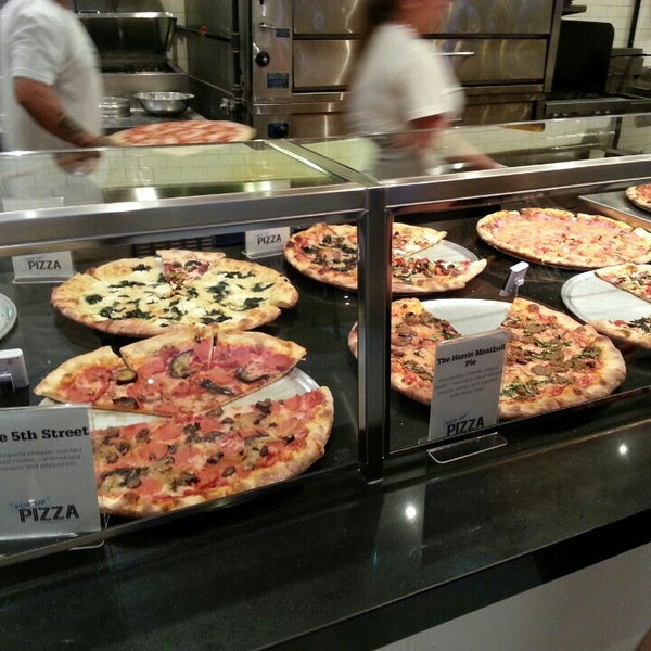 5/4/2013 tarihinde Elliot H.ziyaretçi tarafından Pop Up Pizza'de çekilen fotoğraf