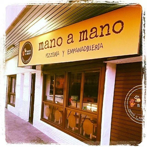 Foto diambil di Mano a Mano - Pizzas y empanadillas oleh mano a mano pizzeria y empanadilleria pada 6/16/2016
