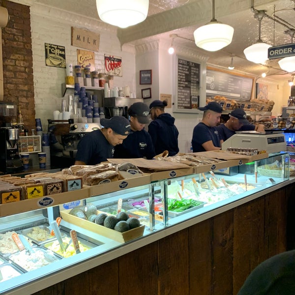 Photo taken at Murray&#39;s Bagels by younsukcrvy on 11/24/2019