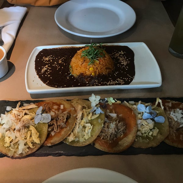 รูปภาพถ่ายที่ Angelopolitano Restaurante โดย Nalle J. เมื่อ 6/10/2019