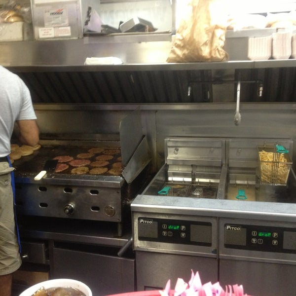 Foto diambil di Burger House oleh A-List Concierge 🔑 pada 8/30/2013