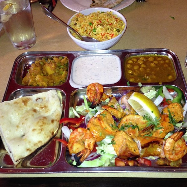 รูปภาพถ่ายที่ Bombay Bar and Grill โดย Betty B. เมื่อ 3/10/2013