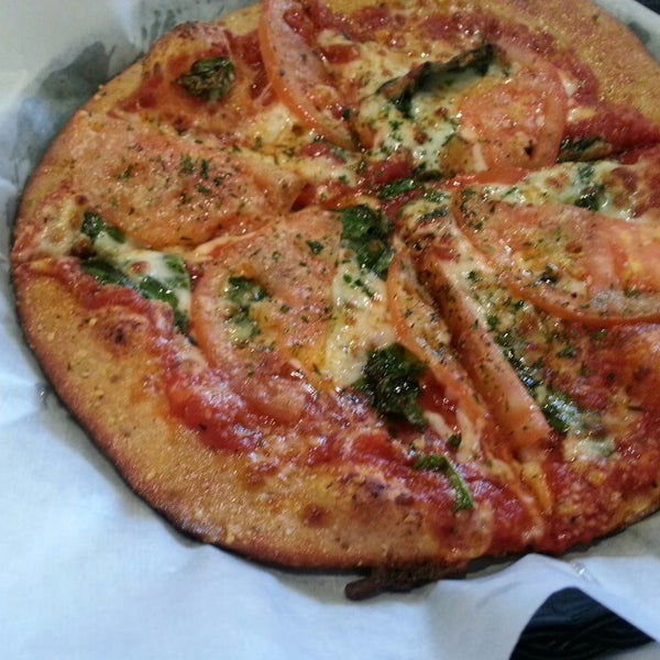 Foto tirada no(a) The Healthy Pizza Company por Claudia L. em 3/19/2013