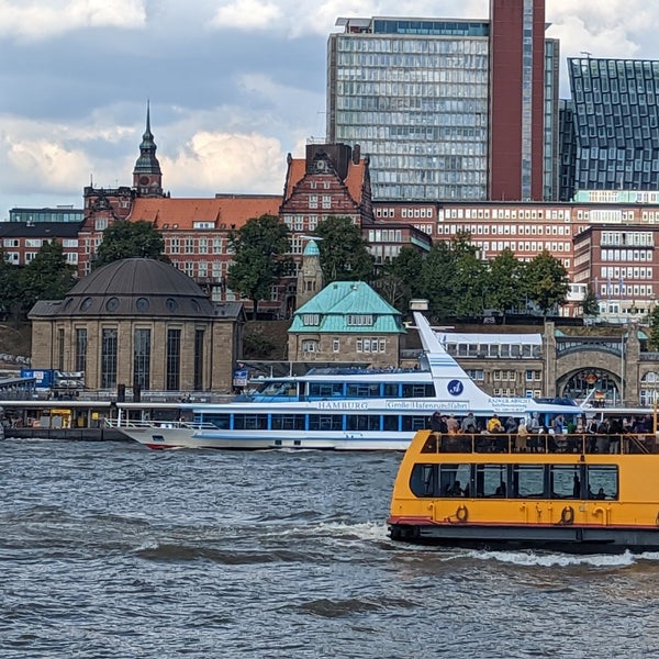 Foto tirada no(a) Porto de Hamburgo por Shelby em 9/22/2022