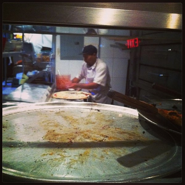 Снимок сделан в Rosco&#39;s Pizza пользователем Melanie 11/25/2013