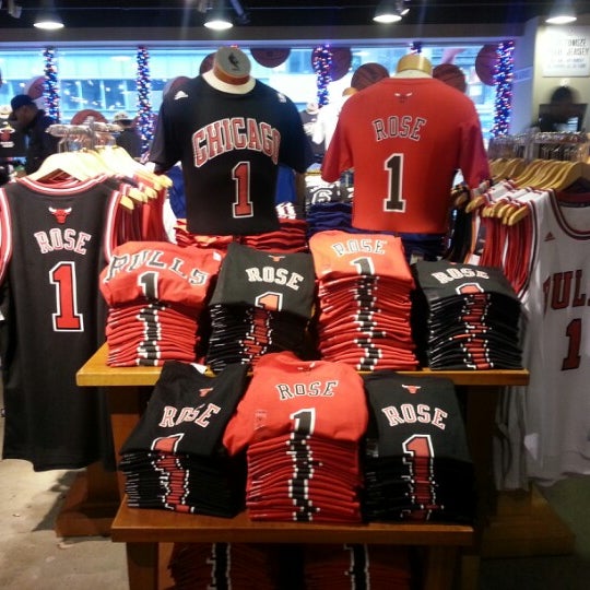 รูปภาพถ่ายที่ NBA Store โดย stephen s. เมื่อ 11/24/2012