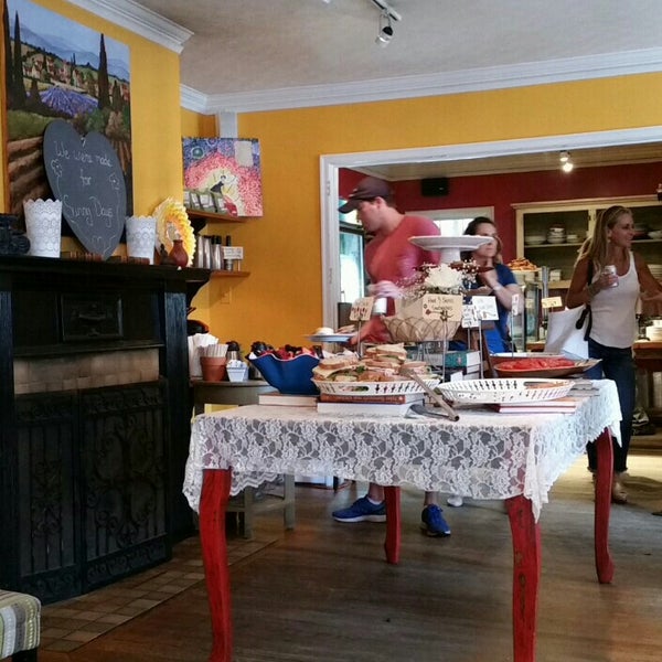5/31/2015에 Beth B.님이 Cafe Jonah and The Magical Attic에서 찍은 사진