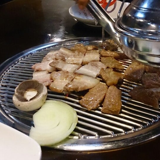รูปภาพถ่ายที่ Hanok Korean Grill &amp; BBQ โดย Hans F. เมื่อ 5/4/2014