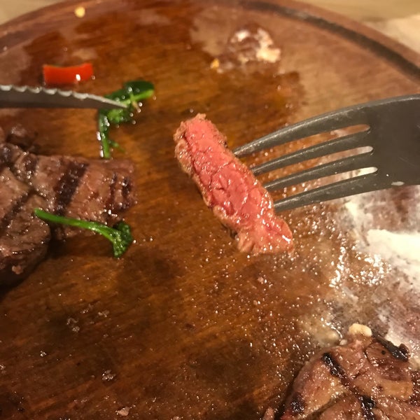 Foto tomada en Ora&#39; Steak &amp; Burgers  por Bushra D. el 3/17/2018