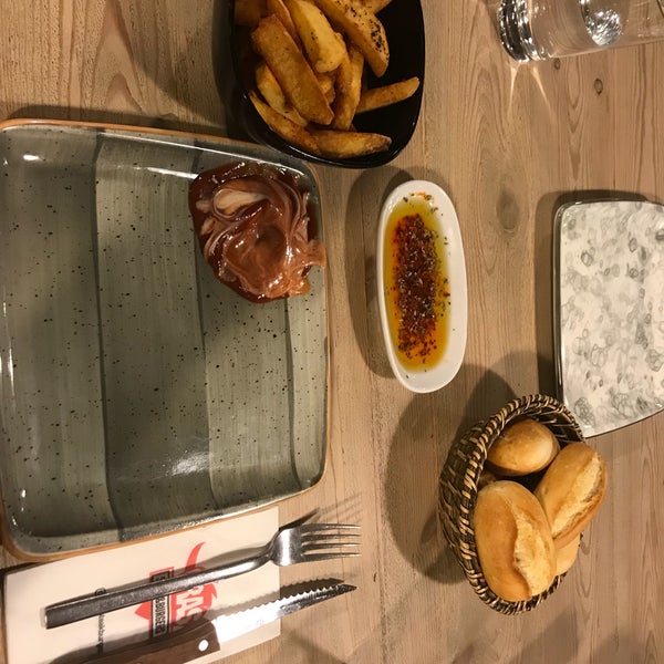 Das Foto wurde bei Ora&#39; Steak &amp; Burgers von Bushra D. am 3/17/2018 aufgenommen