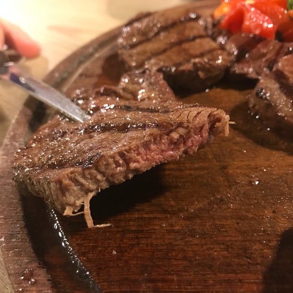 Foto scattata a Ora&#39; Steak &amp; Burgers da Bushra D. il 3/17/2018