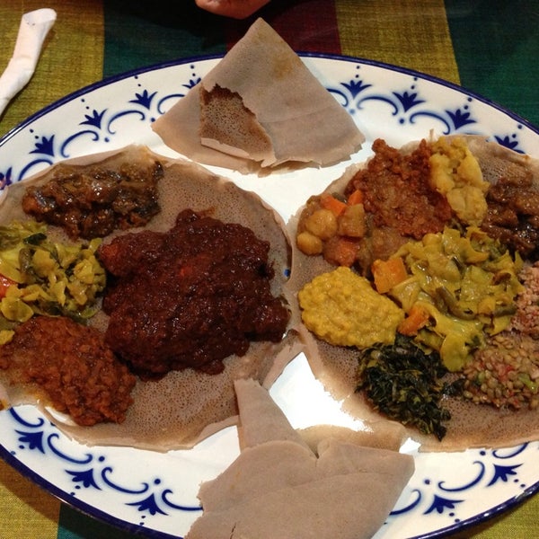 Foto tirada no(a) Aster&#39;s Ethiopian Restaurant por Celso B. em 5/22/2013