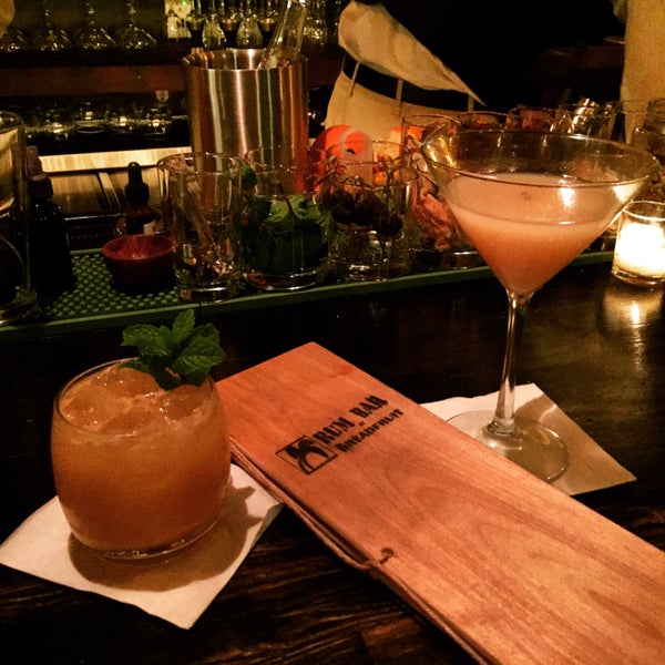 Photo prise au Rum Bar at The Breadfruit par Courtney D. le3/14/2015