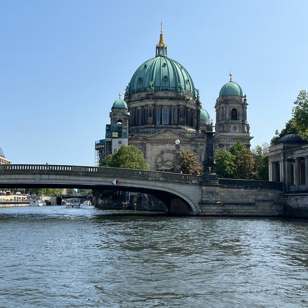berliner-wassertaxi-anlegestelle-domaquar-e-pier-in-berlin