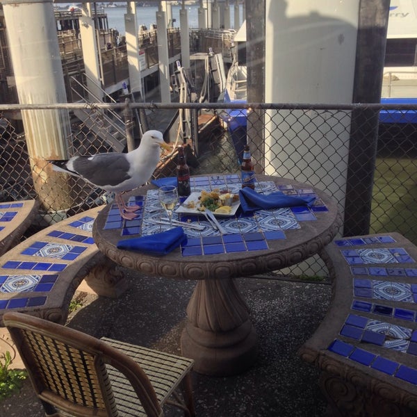 รูปภาพถ่ายที่ Sinbad&#39;s Pier2 Restaurant โดย Vera K. เมื่อ 3/29/2014