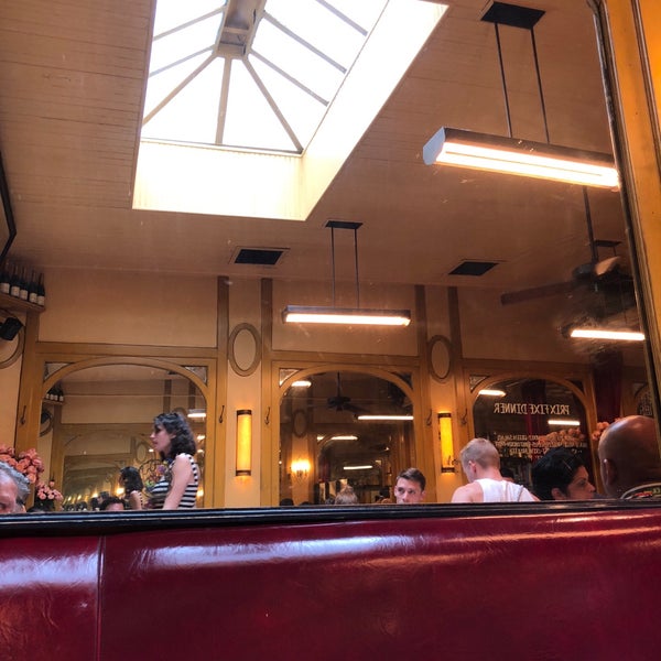6/24/2018 tarihinde Rich C.ziyaretçi tarafından Bar Six'de çekilen fotoğraf