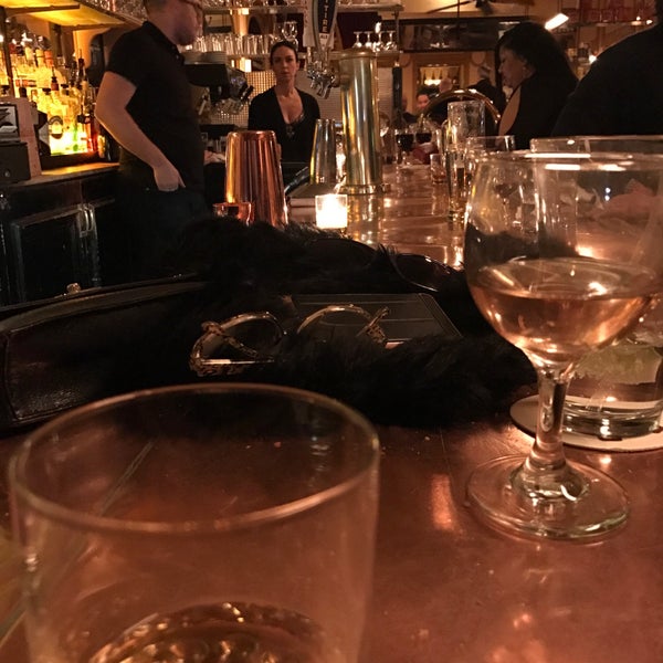 2/10/2017 tarihinde Rich C.ziyaretçi tarafından Bar Six'de çekilen fotoğraf