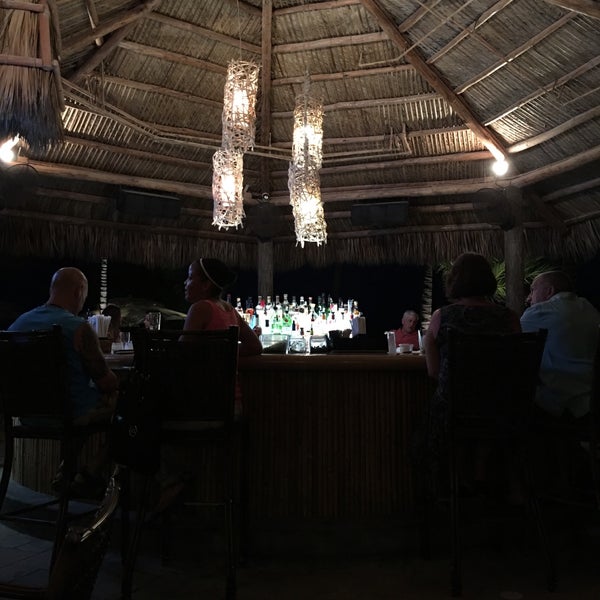 4/30/2016 tarihinde Rich C.ziyaretçi tarafından Cheeca Lodge Tiki Bar'de çekilen fotoğraf