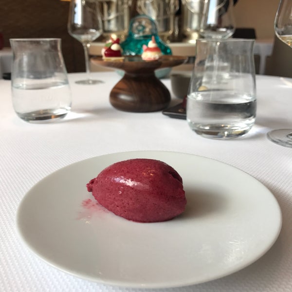 Foto tomada en Restaurant de l’Hôtel de Ville de Crissier  por Rogerio J. el 9/12/2017