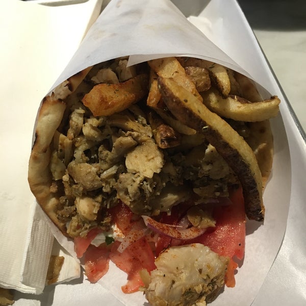 รูปภาพถ่ายที่ Greek Eats โดย Jenny O. เมื่อ 8/27/2016