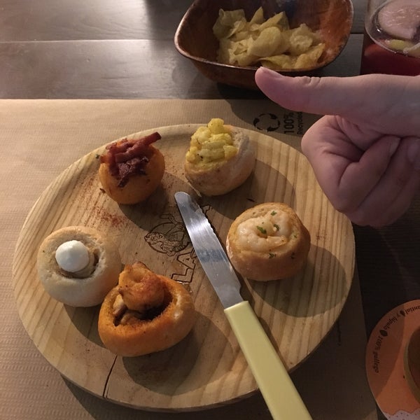 Very in tapas bar. A lot of young locals. Seating outside is in the back but dominated by cigarette smoke. Nice burgers and small tapas.