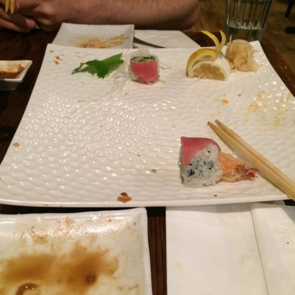 Foto tirada no(a) SoHo Sushi por josephine h. em 8/13/2014