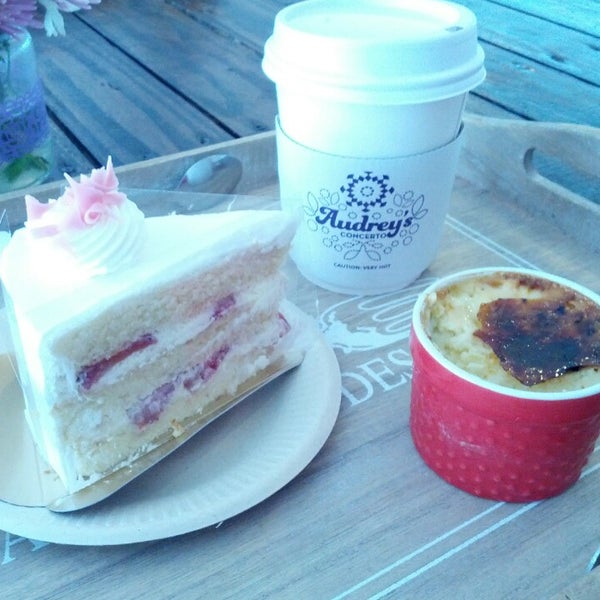 The strawberry cake and the lavender pudding were good. The coffee was very watery.