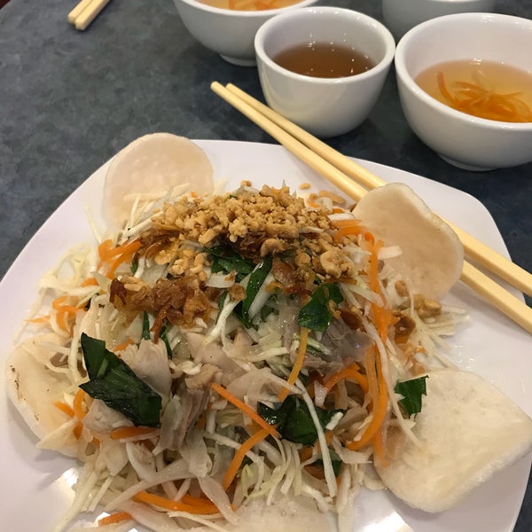 Foto diambil di New Dong Khanh Restaurant oleh Ryan E. pada 5/3/2018