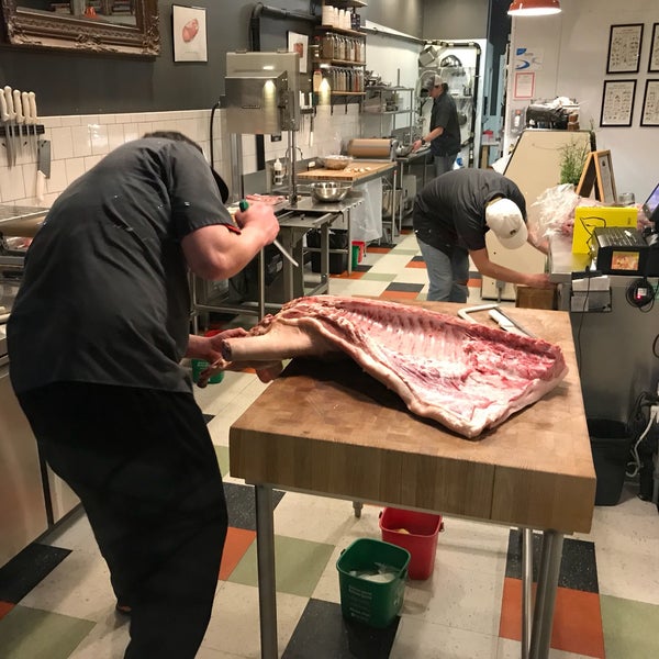 2/1/2018 tarihinde Ryan E.ziyaretçi tarafından M.F. Dulock Pasture-Raised Meats'de çekilen fotoğraf
