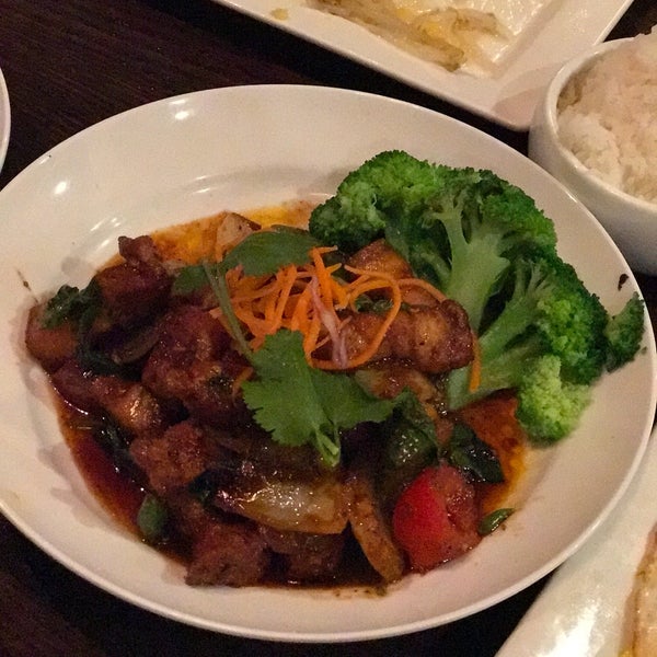Foto diambil di Lucky Corner Vietnamese Cuisine at Westview oleh ⭐️Pam⭐️ pada 11/24/2016