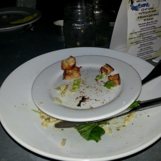 Снимок сделан в Longboards Seafood Restaurant пользователем Sandy 10/29/2012