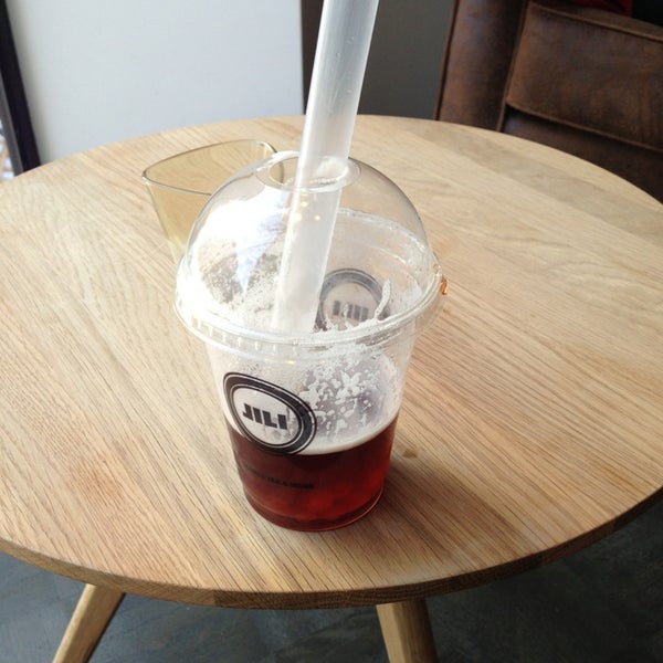Try the earl grey tea with blueberry flavor and strawberry bubbles, delicious!