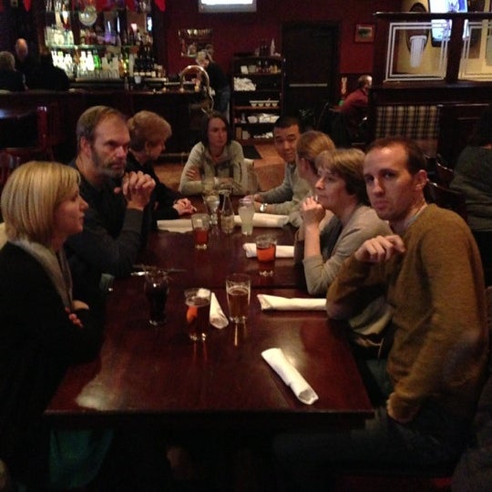 12/27/2012 tarihinde first l.ziyaretçi tarafından Lewis&#39; Bar &amp; Grill'de çekilen fotoğraf