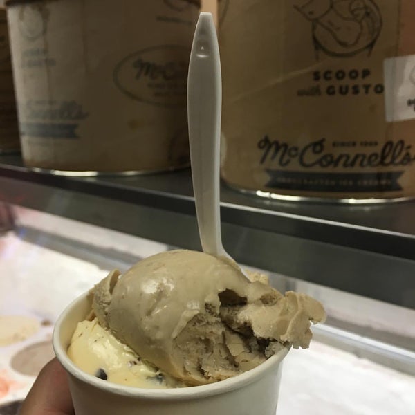 รูปภาพถ่ายที่ Mission Street Ice Cream and Yogurt - Featuring McConnell&#39;s Fine Ice Creams โดย ᴡ S. เมื่อ 12/30/2015