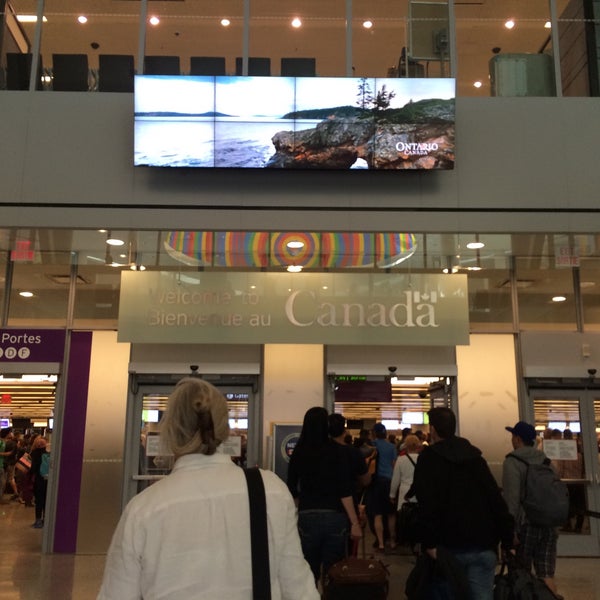 Foto tirada no(a) Aeroporto Internacional Pearson de Toronto (YYZ) por ᴡ S. em 5/11/2015