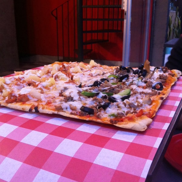 Foto tirada no(a) Pizza Mafia por Ivonne V. em 5/10/2014