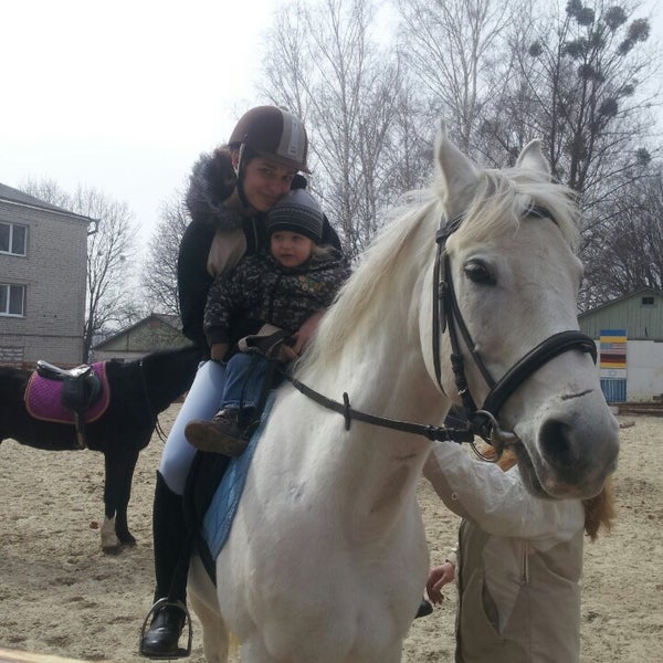 Foto tomada en Конный клуб &quot;Lucky Horse&quot;  por Евгения Л. el 4/4/2013