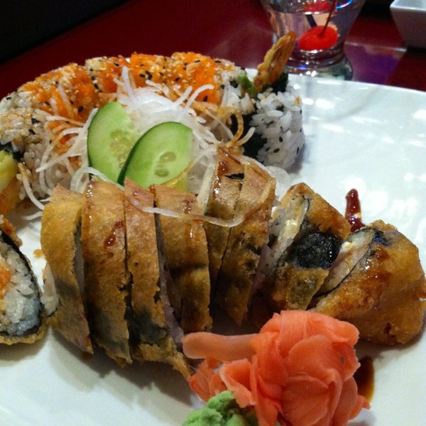 รูปภาพถ่ายที่ Sushi Blues Cafe โดย Georgeanna M. เมื่อ 3/2/2013