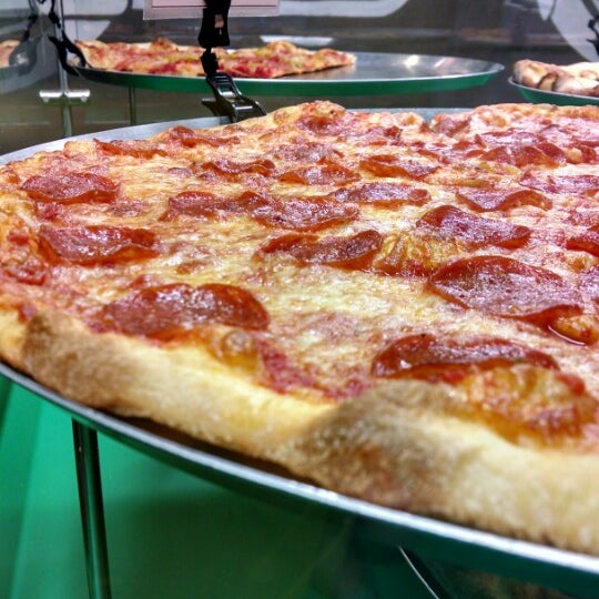 Foto tomada en Pizza Parts &amp; Service  por Matthew A. el 4/26/2014