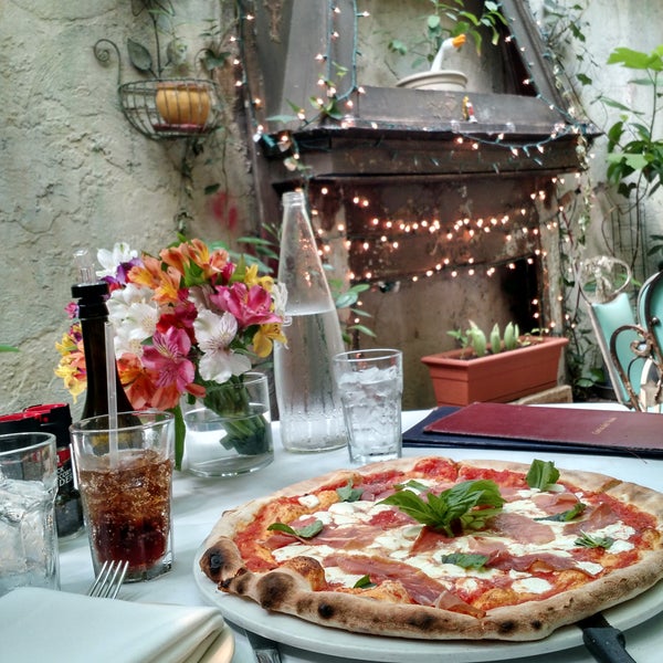 Great romantic place. Pizza during week days lunch for 10$