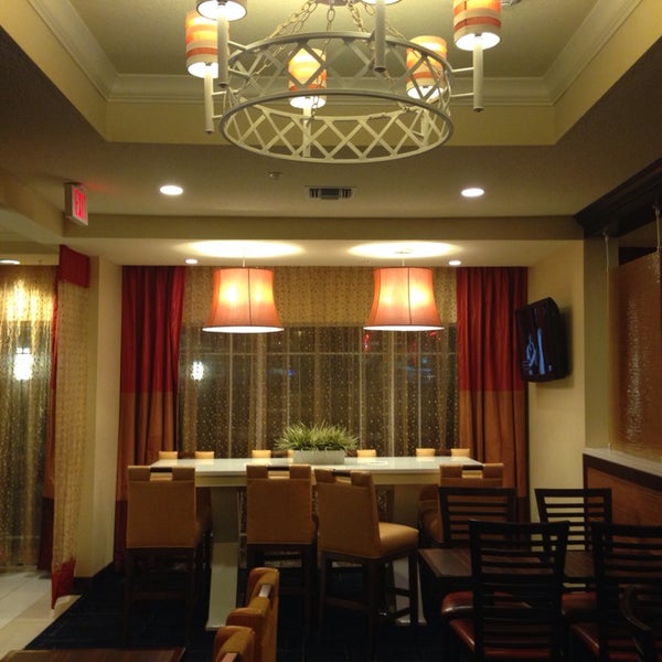 Das Foto wurde bei Fairfield Inn &amp; Suites Orlando Lake Buena Vista von Hungry K. am 3/22/2014 aufgenommen