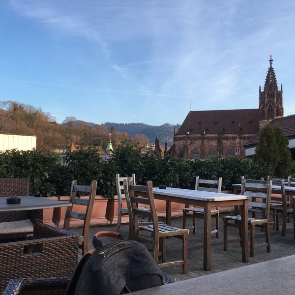 Geheimtipp: selbst viele Freiburger kennen die Dachterasse des Bistros nicht, von dem aus man einen tollen Ausblick über die Altstadt hat.