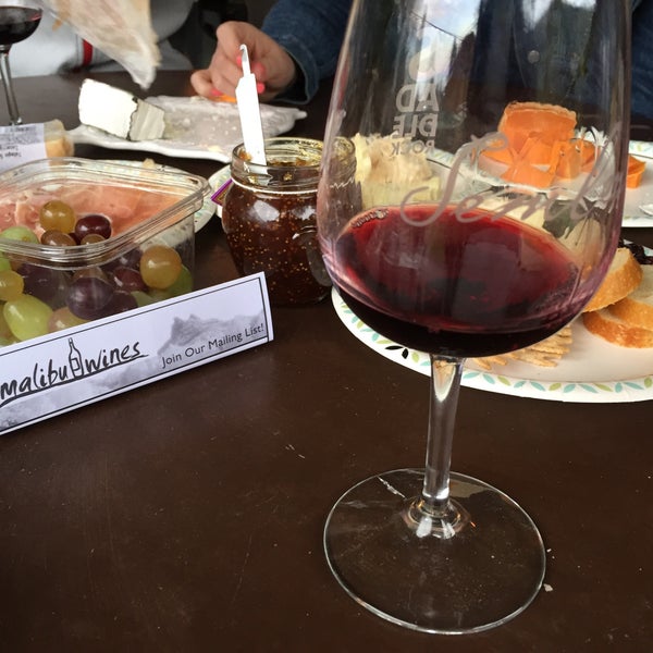 Das Foto wurde bei Malibu Wines Tasting Room von Daisy P. am 2/17/2016 aufgenommen